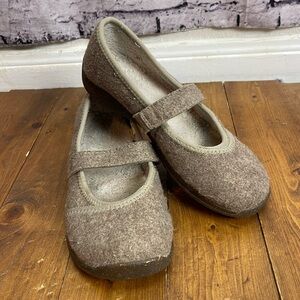 L.L.Bean size 7 medium taupe wool Mary Jane ballet flats